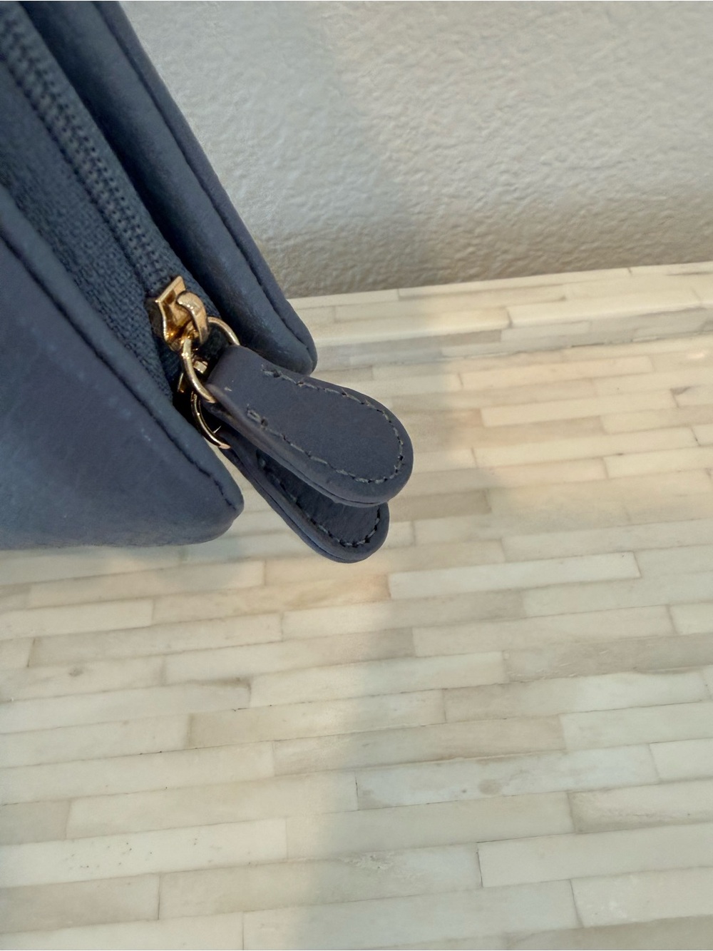 Giani Bernini Navy Leather Crossbody Bag with Gold Hardware - Picture 4 of 10